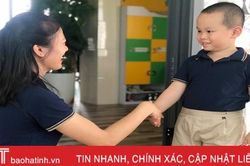 Cô trò chào nhau 'kiểu Tây' khiến trẻ mầm non thích thú đến trường