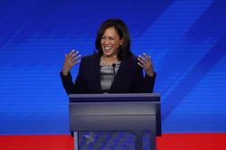 Ứng cử viên Tổng thống Kamala Harris muốn Twitter đình chỉ tài khoản của ông Trump