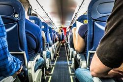 Hành khách máy bay 'choáng' vì bàn chân vô duyên của người ngồi cạnh