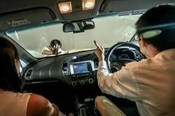Bắt quả tang vợ ngoại tình, người đàn ông nhảy lên nóc xe của kẻ thứ 3 suốt 7 km