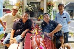 MC Quyền Linh và các nghệ sĩ cùng thời viếng mộ Lê Công Tuấn Anh, ôn lại kỉ niệm xưa nhân ngày Giỗ lần thứ 23 của cố diễn viên
