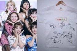 TWICE quyên góp áo phông có chữ ký làm từ thiện giúp đỡ trẻ em nghèo