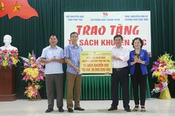 Trao tặng 'Tủ sách khuyến học' tại huyện Thanh Sơn