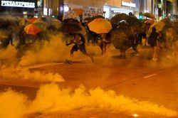 Hong Kong thảo luận luật khẩn cấp để đối phó biểu tình