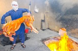 Nướng cừu nhồi cơm trong hố than - cách nấu độc lạ ở Pakistan