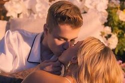 Justin Bieber ôm hôn vợ mới cưới trong MV '10.000 Hours'