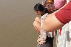 CSGT ngăn người mẹ bế con lên cầu Chương Dương tự tử