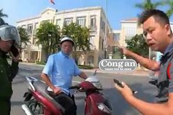 'Quái xế' đầu trần, cưỡi xe trụi khiêu khích lực lượng Công an