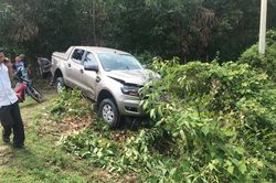 Xe máy đối đầu với ô tô bán tải, hai vợ chồng tử vong tại chỗ