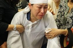 Vợ nhạc sĩ Xuân Hiếu ngã quỵ lúc đưa chồng vào hỏa táng