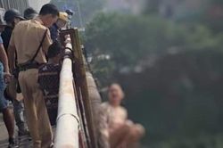 CSGT Hà Nội cứu người phụ nữ dắt con lên cầu Chương Dương định tự tử