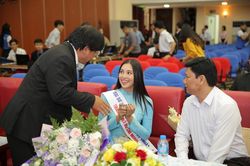 Được làm khách quý, hoa hậu Tiểu Vy đến muộn trong lễ khai giảng
