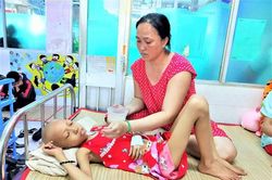 Toa thuốc trên 10 triệu mỗi tháng, mẹ nghèo khóc lặng
