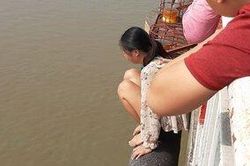 Buồn chán chuyện gia đình, người phụ nữ bỏ con trai 6 tuổi định nhảy cầu Chương Dương tự tử