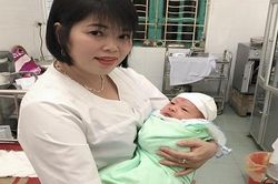 Thái Nguyên: Bé trai sơ sinh bị bỏ rơi ven đường