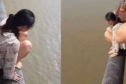 Bà mẹ bỏ con trên cầu định nhảy xuống sông Hồng tự tử