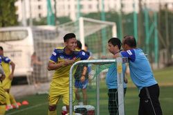 Thầy Park thì thầm với Quế Ngọc Hải rồi 'mơ ngủ' bên khung gỗ