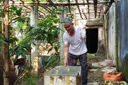 Sống mòn giữa lòng di tích