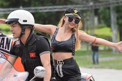 Những cô gái bốc lửa trong đoàn môtô diễu hành náo động đường phố