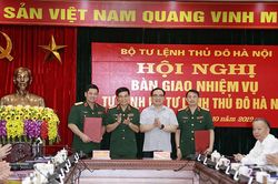 Bàn giao nhiệm vụ Tư lệnh Bộ Tư lệnh Thủ đô Hà Nội