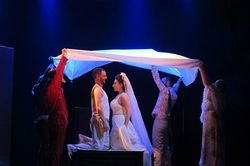 Sàn diễn nóng bởi hai chữ 'thử nghiệm'