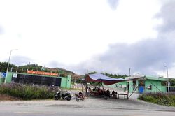 Người dân tiếp tục giăng dây, dựng rạp trước cổng nhà máy xử lý rác thải Phú Hà để phản đối