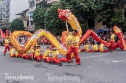 Mãn nhãn màn 'rồng bay' công phu trên phố đi bộ Hà Nội