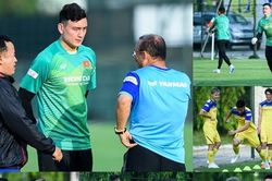 Thầy Park trao đổi với Văn Lâm ở buổi tập đầu tiên cùng tuyển Việt Nam