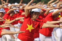 Hơn 1.000 người cao tuổi ở Hà Nội đồng diễn thể dục dưỡng sinh