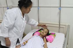Bố mẹ ly dị, bé gái 9 tuổi bị tim bẩm sinh phải mổ hai lần mới giữ được mạng sống