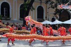 Hàng nghìn người đội nắng xem 'rồng bay' trên phố đi bộ Hà Nội