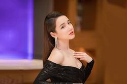 Chẳng cần chân dài tít tắp, Nhã Phương chỉ khoe điểm này trên cơ thể cũng 'chặt đẹp' cả dàn hoa hậu