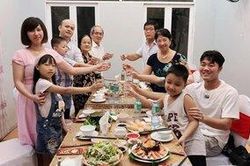Xuân Trường vui vẻ mừng sinh nhật mẹ