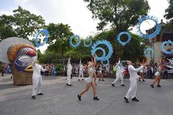 Gần 100 nghệ sĩ biểu diễn lễ hội Carnival đường phố chào mừng '65 năm Giải phóng Thủ đô'