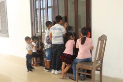 Những đứa trẻ ngóng mẹ cha trước phòng xử án
