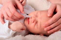 Bác sĩ cảnh báo: Cho trẻ súc miệng, rửa mũi bằng nước muối sinh lý hàng ngày là sai lầm