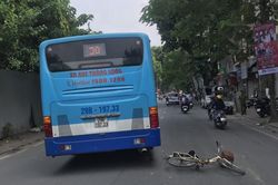 Bé gái bị xe bus cán qua bàn chân sau cú va chạm trên phố Nguyễn Công Trứ