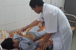 Chơi đùa, bé trai bị gốc cỏ voi đâm thủng bụng
