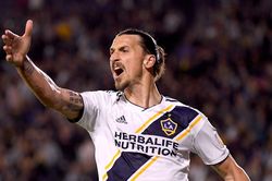 Ibrahimovic mua siêu xe Ferrari mừng sinh nhật