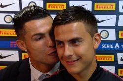 Ronaldo hôn má Dybala sau chiến thắng trước Inter