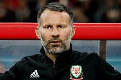 Huyền thoại MU lên tiếng ủng hộ HLV Solskjaer
