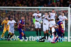Barcelona: Messi sút phạt đẳng cấp thành bàn, fan chế giễu Ronaldo