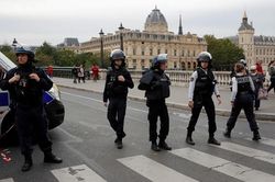 Vụ tấn công cảnh sát Paris: Có dấu hiệu của Hồi giáo cực đoan
