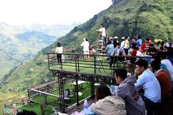 Bị CĐM kêu gọi tẩy chay, tại sao Mã Pì Lèng Panorama vẫn 'cháy phòng'?