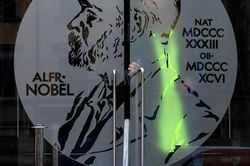 Sau một năm hoãn vì bê bối tình dục, Nobel Văn học trở lại với giải thưởng khủng