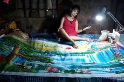 Những bức tranh đính đá và đôi chân kì diệu của cô gái Quảng Bình
