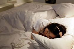 Bật đèn khi đi ngủ, bé gái dậy thì sớm, tăng 10cm trong 1 năm
