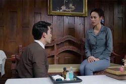 Về đến nhà, thấy mẹ quần áo rách tươm, ăn đồ thừa trong nồi, chồng không trách mà gọi tôi vào phòng rồi chắp tay xin tôi buông bỏ mọi chuyện