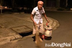 Thầm lặng dọn rác…