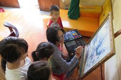 Người phụ nữ vẽ chữ 'tâm'